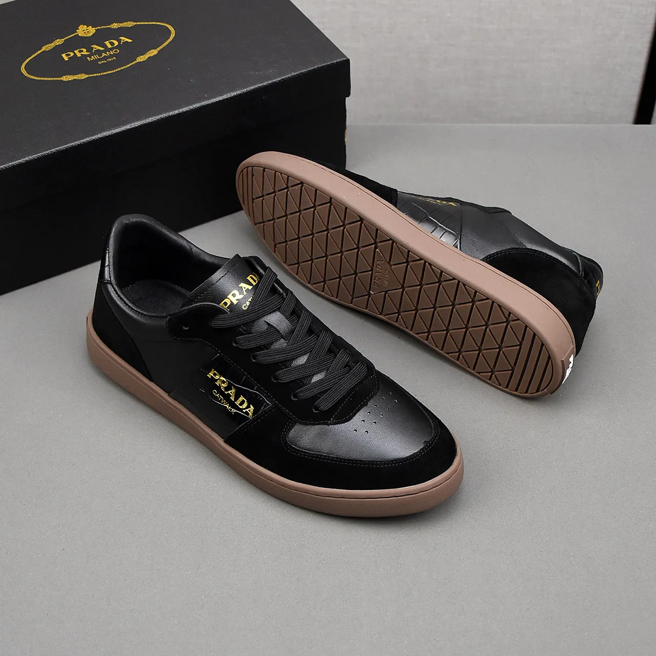 PP400👟👟👟Prada set off the audience! Prada, an international brand that is constantly innovating, this men's casual shoe, the original version, made of cowhide leather at a ratio of one to one at the store, with leather feet and rubber non-slip outsole, breathable and comfortable, quality speaks for itself👄38-44